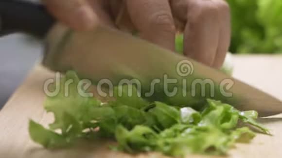 女人手在切蔬菜视频的预览图