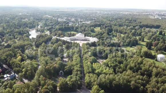 从无人驾驶飞机到18世纪巴甫洛夫斯克宫俄罗斯帝国友谊神庙圆形展馆的俯视图视频的预览图
