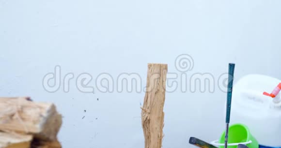 男伐木工人用斧头砍木头视频的预览图