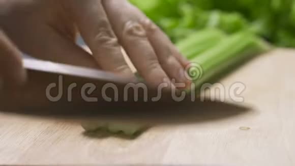 女人手在切蔬菜视频的预览图