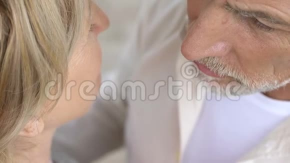 年长的男人温柔地亲吻成熟的女人浪漫的户外约会恩爱的夫妻视频的预览图