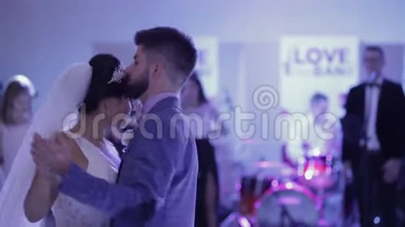 刚结婚的夫妇在婚礼上跳舞视频的预览图