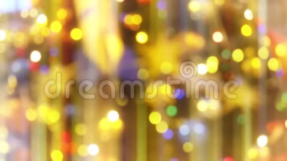 闪闪发光合上圣诞树灯许多灯在枞树新年和圣诞树装饰美丽美丽视频的预览图