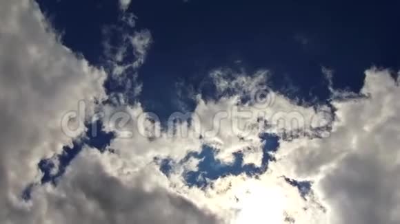 蓝天有云有太阳夏季天空有明亮的阳光和4K高清视频镜头视频的预览图