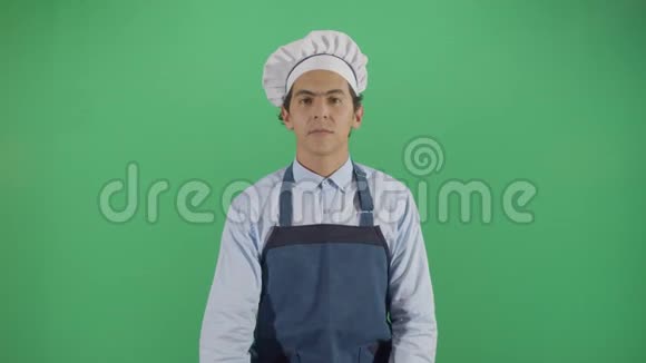 有卫生问题的成年男厨师视频的预览图