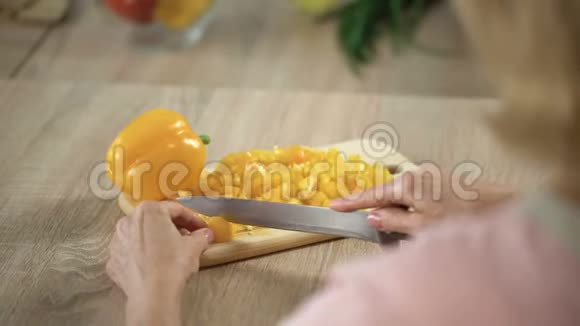 女人在厨房做蔬菜沙拉调情的丈夫尝试品尝家庭视频的预览图