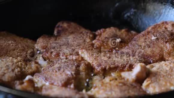 一块多汁的新鲜猪肉用油煎锅视频的预览图