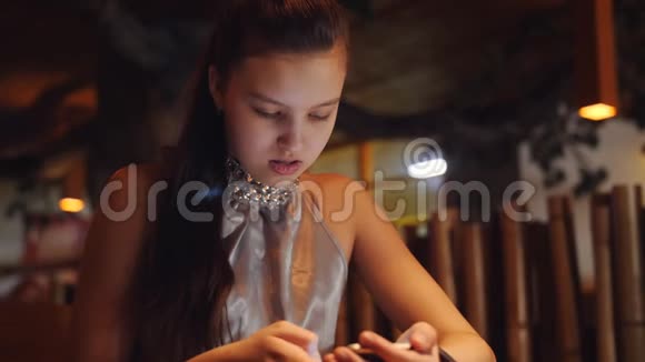 女孩少年上网期待在餐厅准备一顿饭视频的预览图