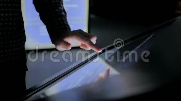 现代历史博物馆中使用交互式触摸屏的人视频的预览图