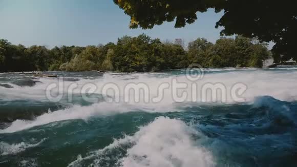 在尼亚加拉危险的湍急的河流水域美丽的绿树的特写镜头泡沫溅在急流上视频的预览图