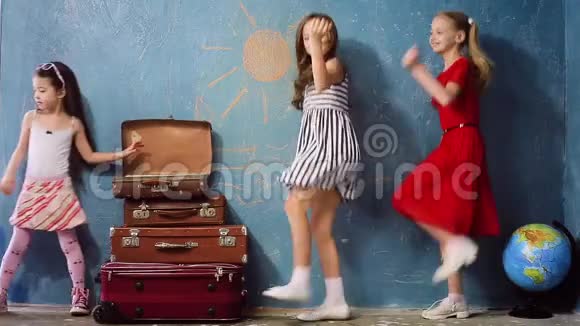 快乐的孩子玩旅行视频的预览图