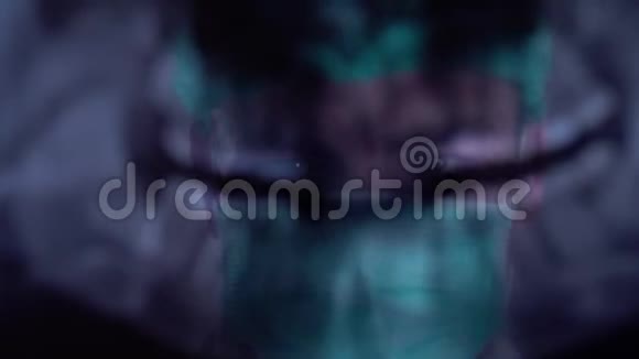 全口牙科x光x光一张用巫婆医生的手指着一颗牙齿的X光照片视频的预览图