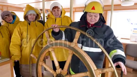 女船长在帆船航行桥上转动方向盘女水手驾驶帆船视频的预览图