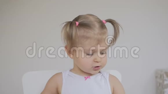 一个会说话的可爱小女孩的肖像视频的预览图