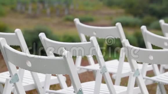 全景式的白色折叠椅在结婚登记区的婚礼上滴着滴视频的预览图