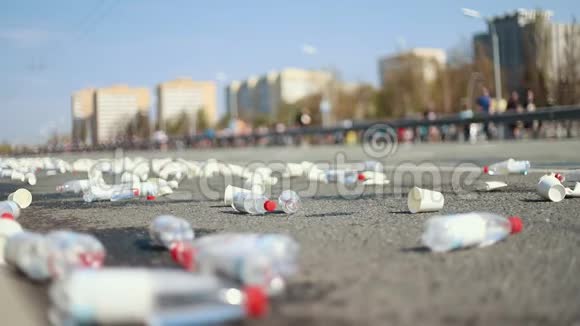 一堆塑料杯和空瓶子在街上跑马拉松视频的预览图