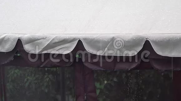 大雨在夏天的时候下了一个雨篷雨在雨篷上强降雨暴风雨视频的预览图