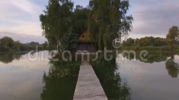 岛上的小屋童话屋的鸟瞰图视频的预览图
