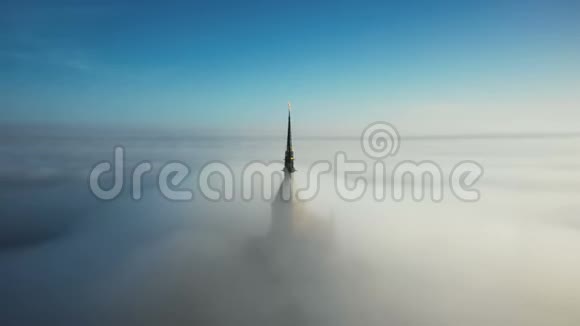 在史诗般的日出雾云下在诺曼底圣米歇尔山城堡的空灵金色修道院尖塔周围飞来飞去视频的预览图