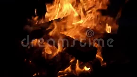 吞噬煤和木柴的火焰视频的预览图