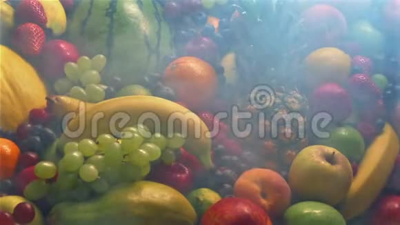 冷冻水果在冷蒸汽中展示视频的预览图