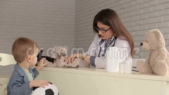 医生预约一个小孩儿科视频的预览图