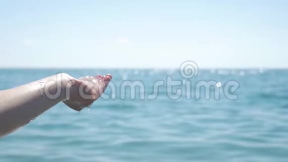 男人手里大水母特写镜头视频的预览图