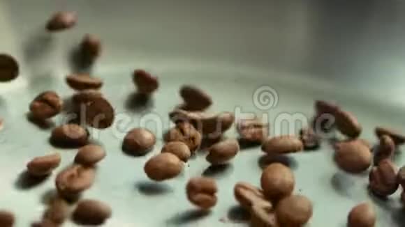 在金属锅上缓慢移动的咖啡豆烤咖啡种子视频的预览图