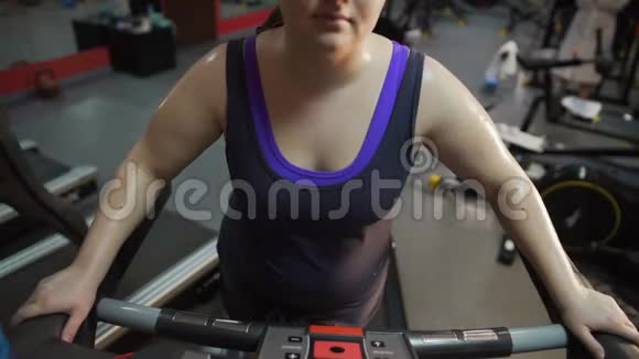 勤劳的肥胖女士在健身房努力工作渴望苗条和健康视频的预览图