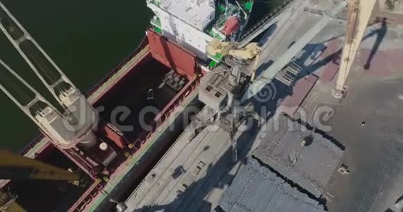 港口起重机装载一艘干货船大型港口起重机的工作视频的预览图