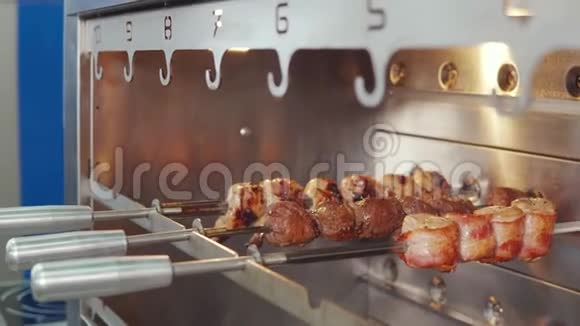 在烤串上烤着的肉视频的预览图