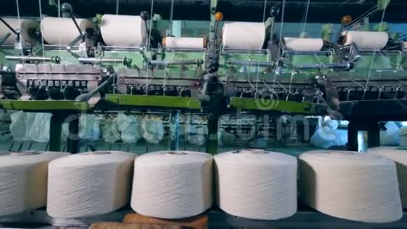 缝纫线轴在纺织厂机械地展开视频的预览图