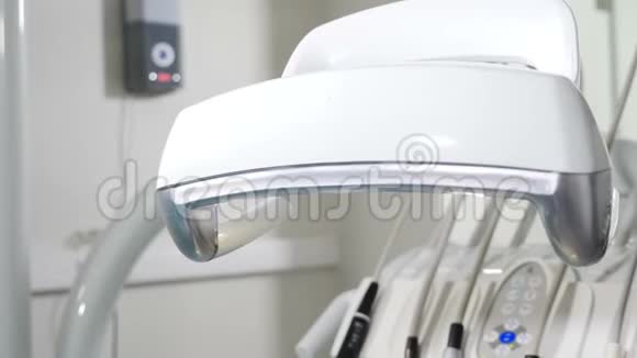 术前女性手调牙科LED照明牙科工具和专业牙科设备视频的预览图