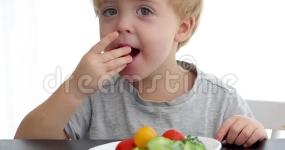 快乐的孩子吃健康的蔬菜视频的预览图