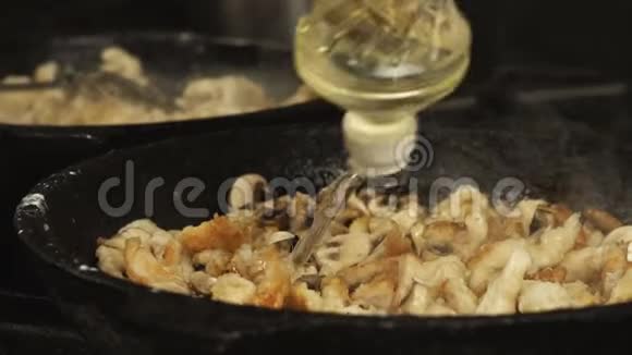 用平底锅或平底锅将蔬菜或葵花籽油慢慢倒入肉片上视频的预览图