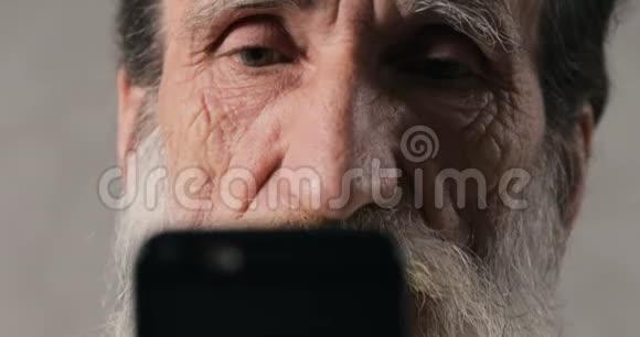 老人对智能手机感到震惊视频的预览图