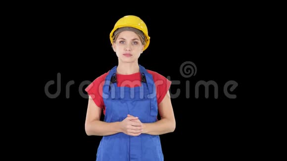 青年建筑工人妇女展示产品她的双手从她的侧面阿尔法频道视频的预览图