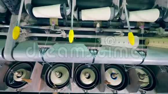 纺织厂在工业机器上进行的缝纫线轴卷绕过程视频的预览图