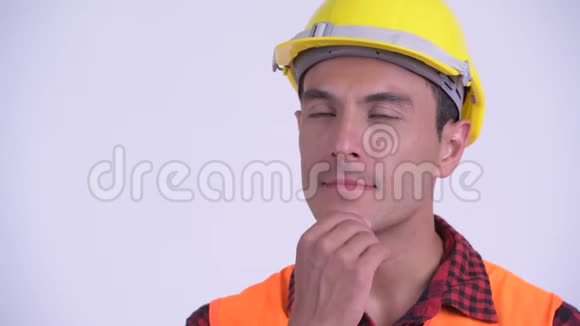 年轻快乐的西班牙裔建筑工人的脸视频的预览图