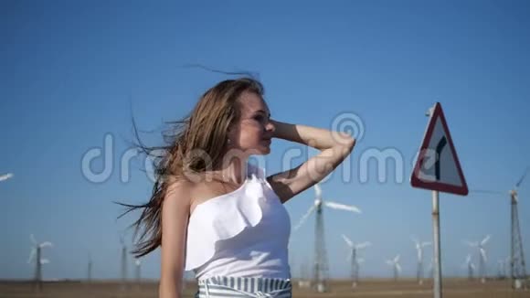 一个留着长发的女孩站在田野上视频的预览图
