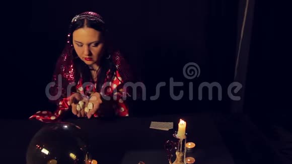 烛光下餐桌上的吉卜赛算命师在白石上创造奇迹视频的预览图