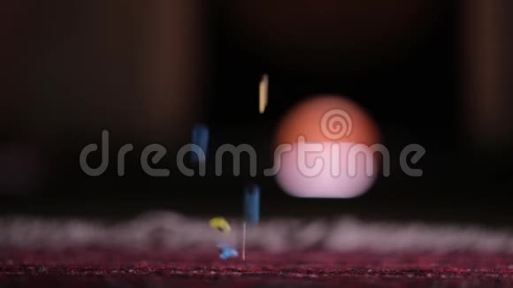 五颜六色的球珠子缓慢地落在地板上视频的预览图
