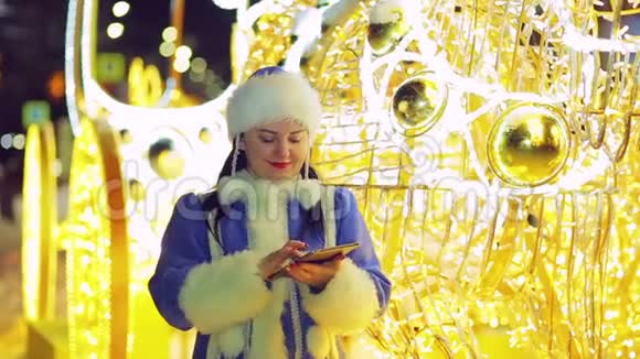 微笑的雪少女通过闪亮的马车在信使中交流视频的预览图