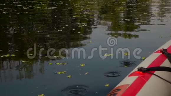 用划桨人的手臂特写镜头慢动作视频的预览图