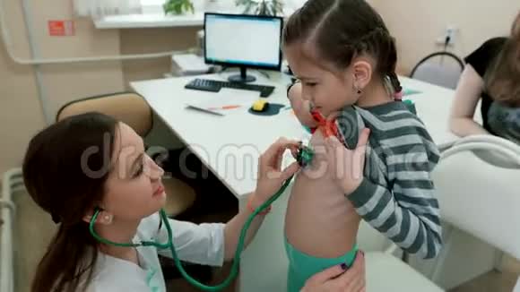 医生用听诊器听女孩说话视频的预览图
