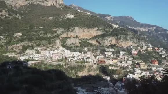 从Positano镇的顶部可以看到五颜六色的建筑视频的预览图