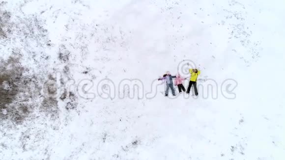 妈妈和女儿躺在雪地上视频的预览图