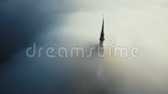 美丽的空中拍摄浓雾覆盖神秘古堡日出圣米歇尔山在黑暗边缘视频的预览图