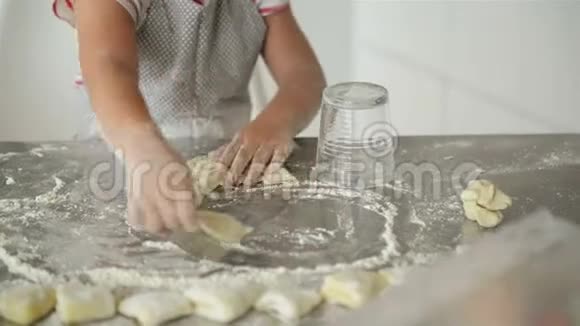 那个小女孩熟练地在厨房里干活她想帮助她的父母做饭视频的预览图