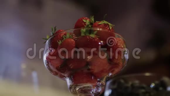 桌子上的一杯草莓视频的预览图